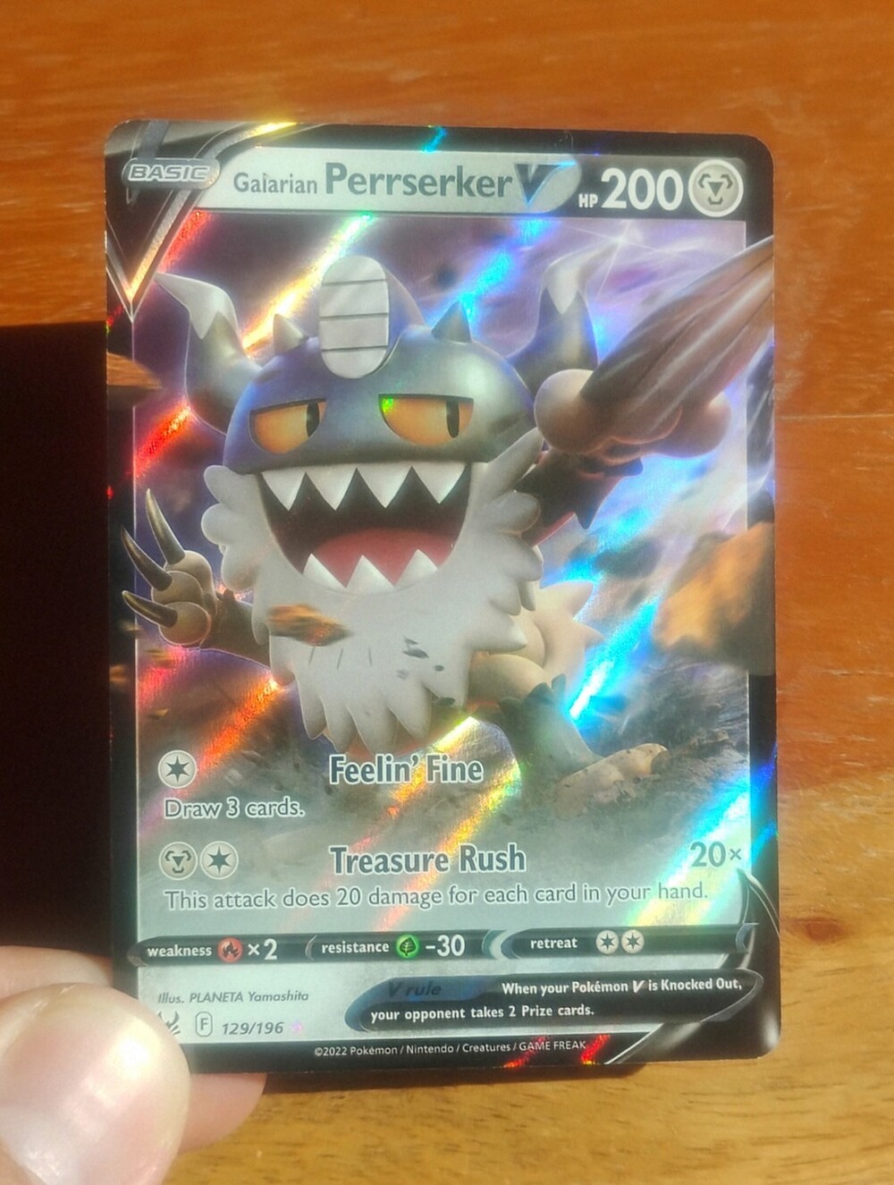Mint 2022 Holo Full Art Galarian Perrserker V 129/196 Lost Origin Pokemon Card